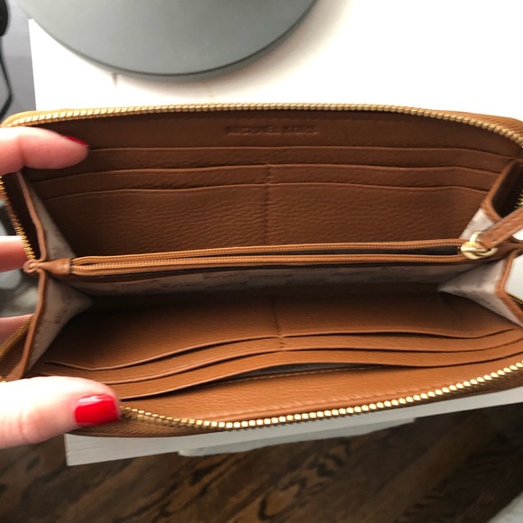 Michael Kors long wallet. - Picture 4 of 6